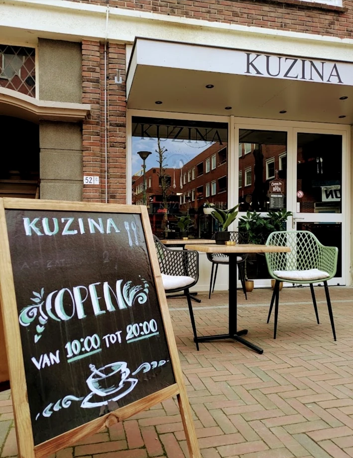 De echte voorkant en het terras van Kuzina in Delfzijl