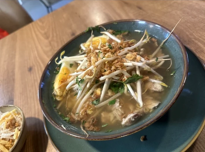 Soto Ayam, een kruidige Molukse soep met taugé